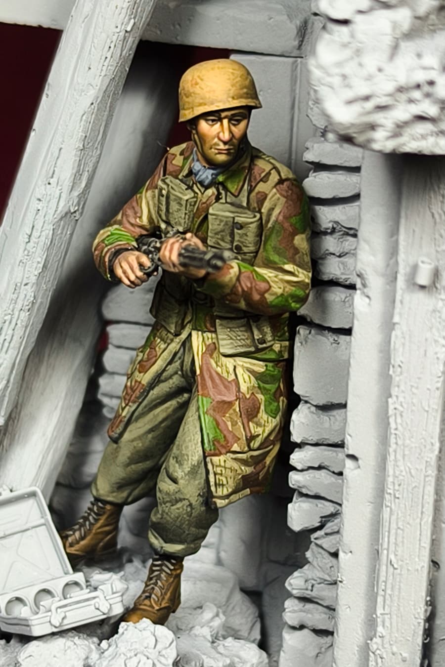 Fallshirmjager with FG42 - 1944