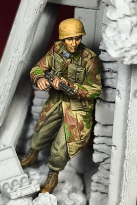 Fallshirmjager with FG42 - 1944